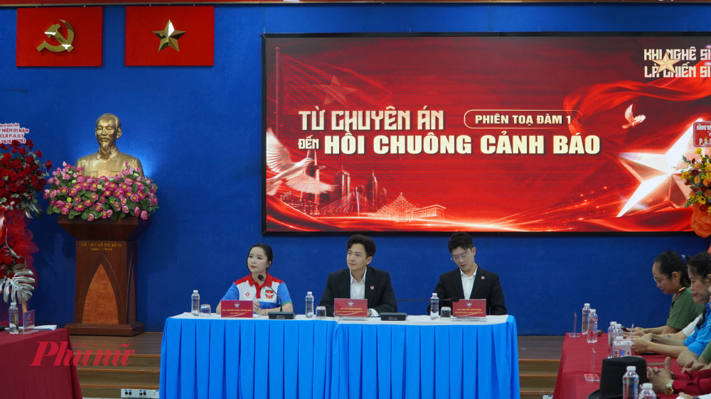 Toàn cảnh tọa đàm Khi nghệ sĩ là chiến sĩ diễn ra tại TP. Hồ Chí Minh, thu hút sự tham gia của đại diện các đơn vị chức năng, nghệ sĩ và đoàn viên, thanh niên.