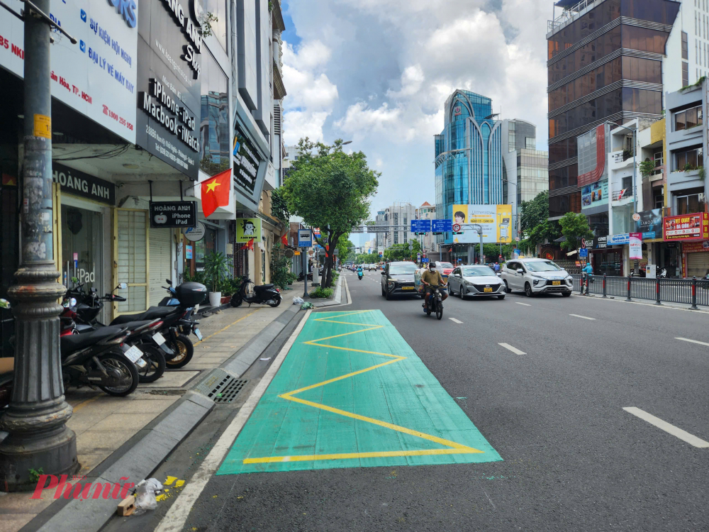 Hàng loạt trạm dừng xe buýt trên nhiều tuyến đường đã được sơn phản quang màu xanh nổi bật - Ảnh: Nguyễn Văn