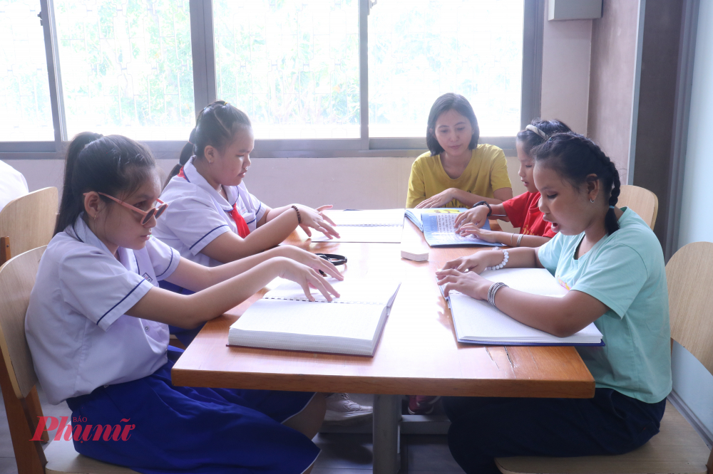 Khu vực đọc sách dành cho trẻ khiếm thị tại không gian ngày hội 