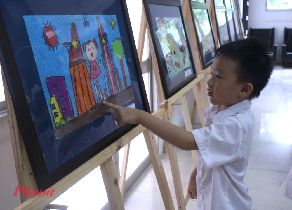 Nhiều trẻ em tò mò trước triển lãm tranh đạt giải hội thi Nét vẽ xanh và Thiết kế bìa sách