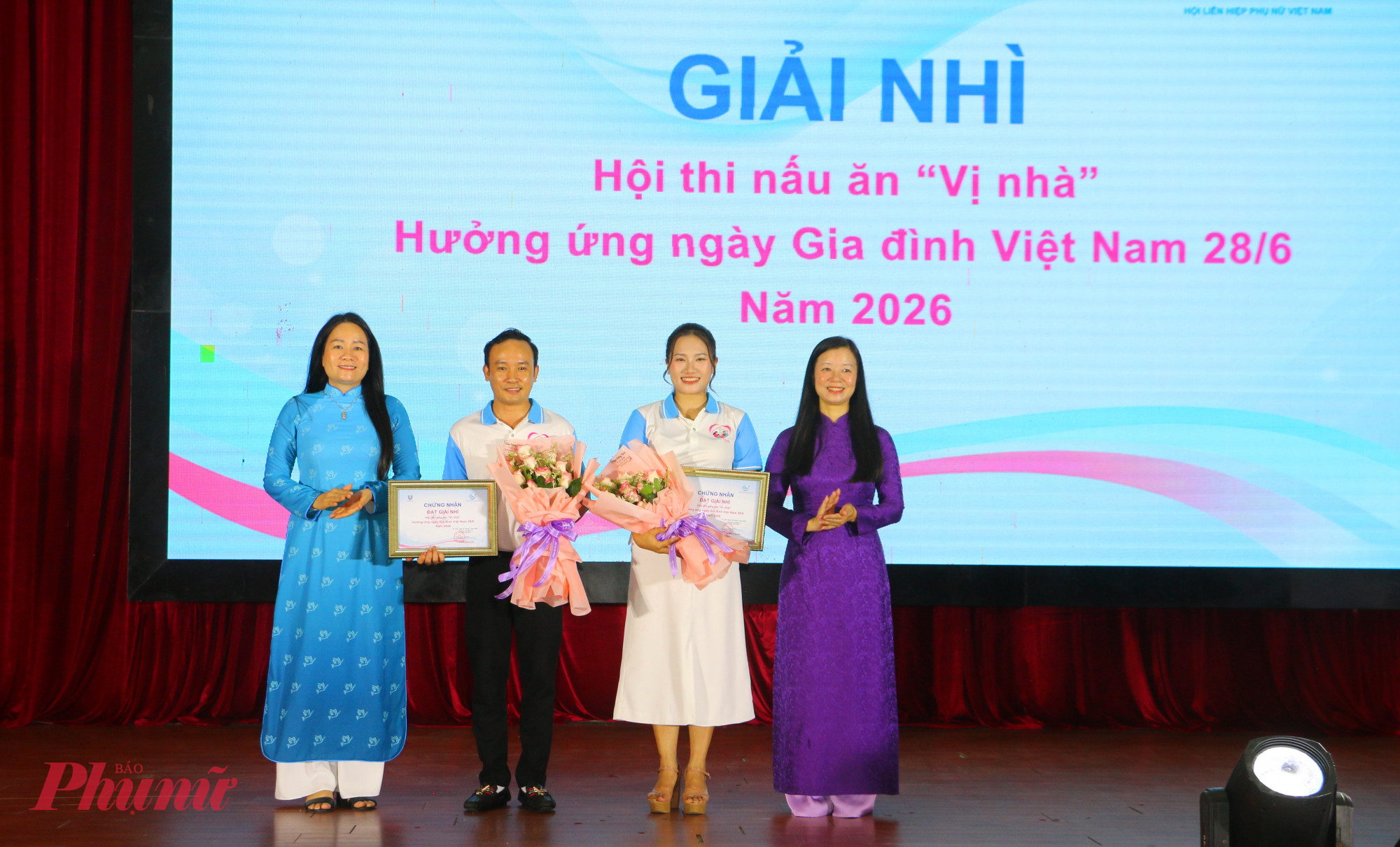 Đại diện lãnh đạo Hội LHPN Việt Nam trao tặng giải thưởng cho các đội tham gia Hội thi nấu ăn “Vị nhà”