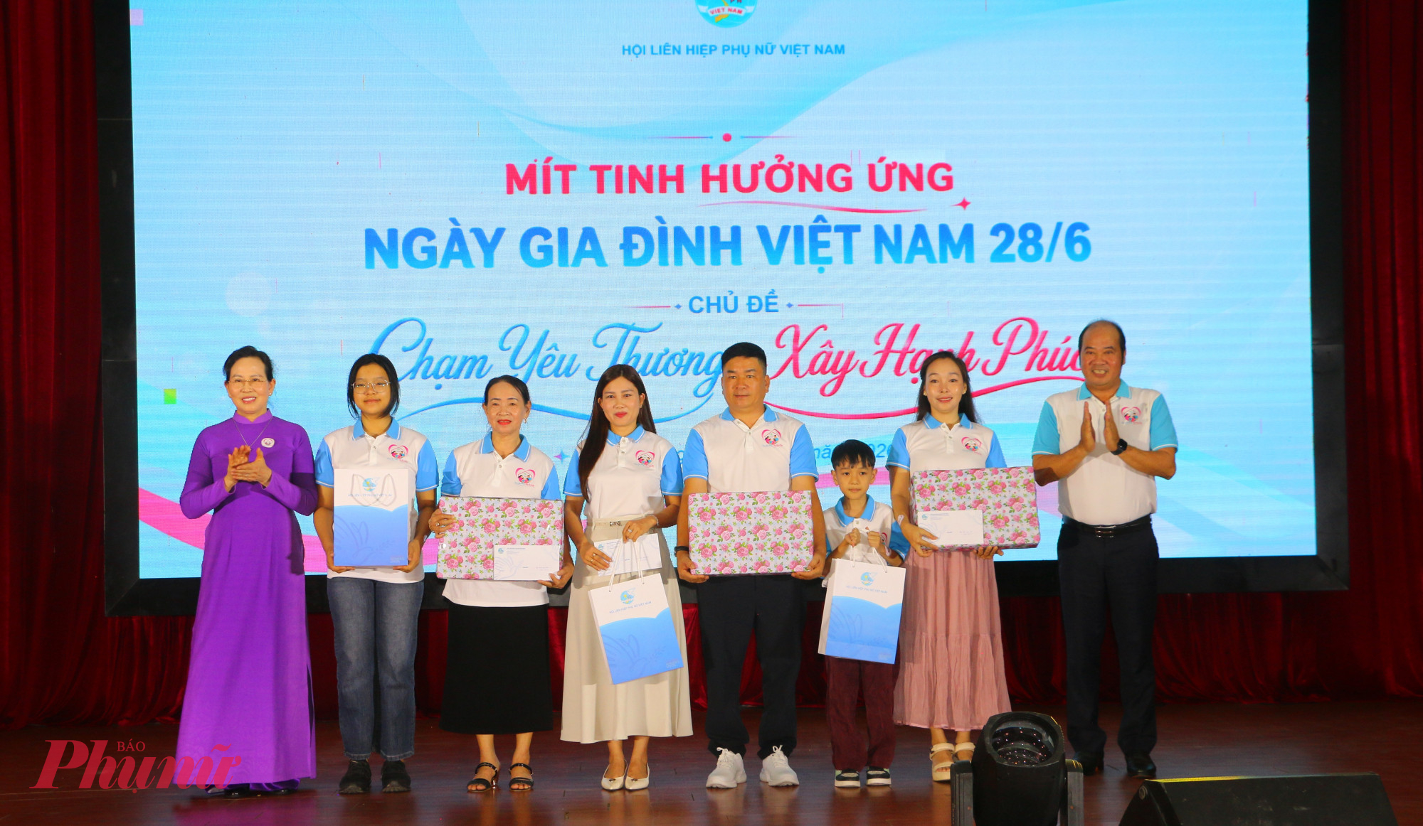 Tặng quà cho gia đình tiêu biểu
