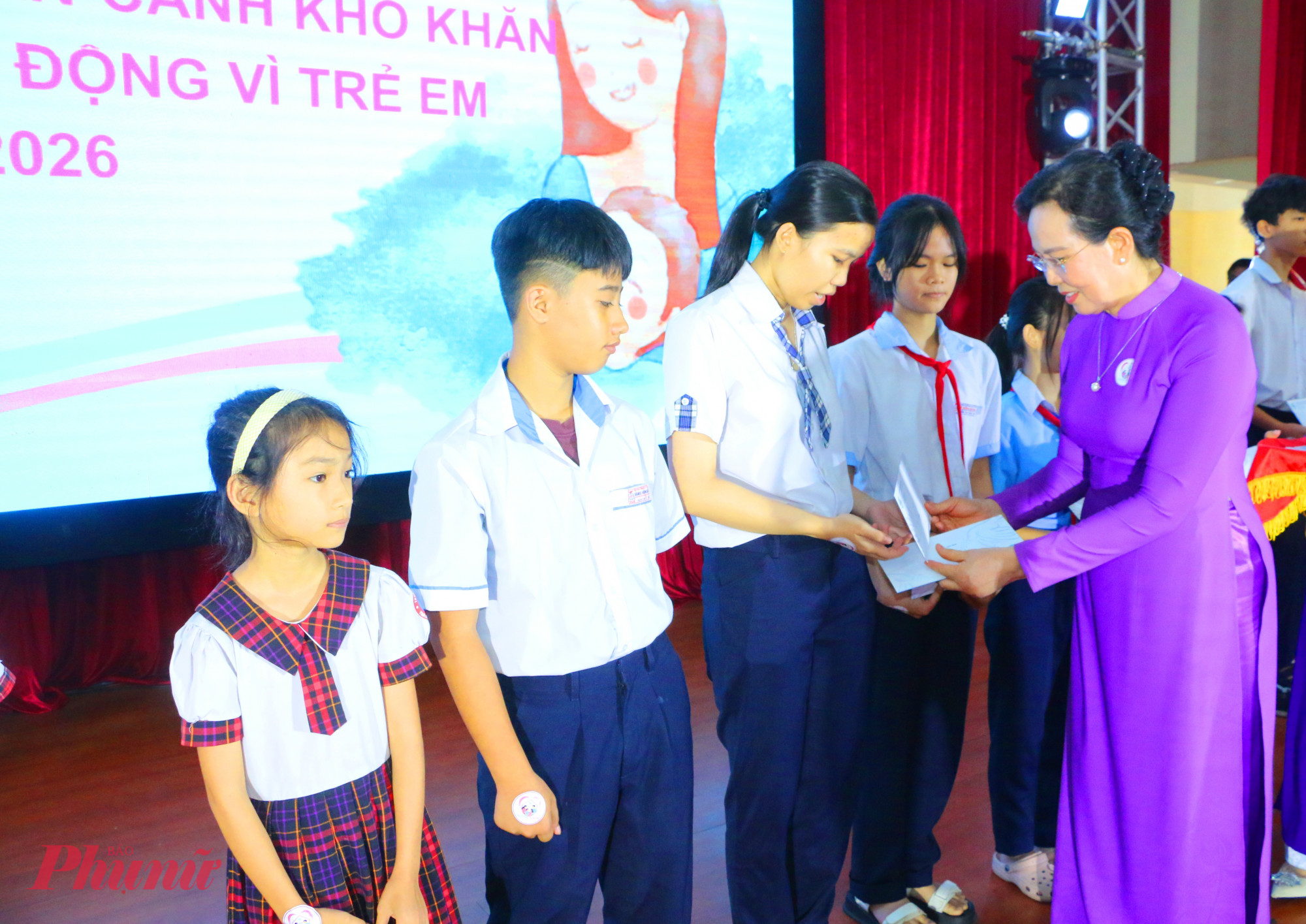 Bà Lê Thị Thủy- Chủ tịch Hội LHPN Việt Nam tặng quà cho con em các gai đình khó khăn tại TP Huế