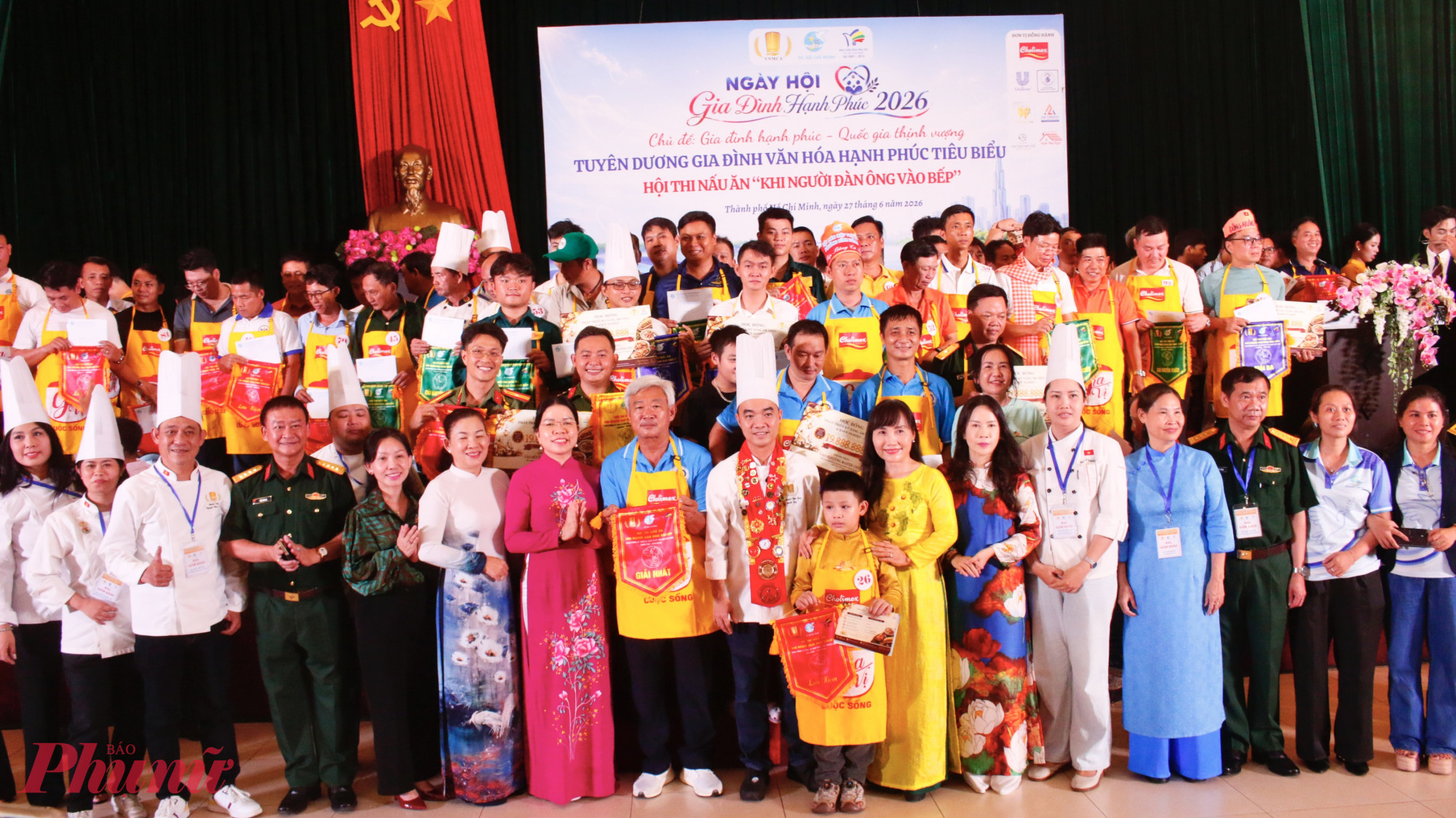 Hội LHPN TPHCM trao giải đến các đội thi. 