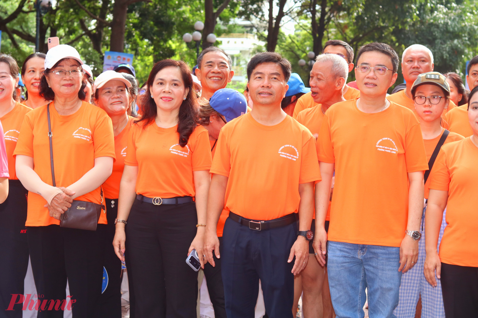 Ông Võ Hoàng Ngân – Phó trưởng đoàn đại biểu Quốc hội chuyên trách khóa XVI TPHCM (thứ 2, từ phải qua) – và bà Nguyễn Thanh Xuân – Thành ủy viên, Phó bí thư Đảng ủy UBND TPHCM (thứ 2, từ trái qua) cùng các đại biểu và vận động viên đi bộ đồng hành trên đoạn đường dài 2km - Ảnh: Mẫn Nhi