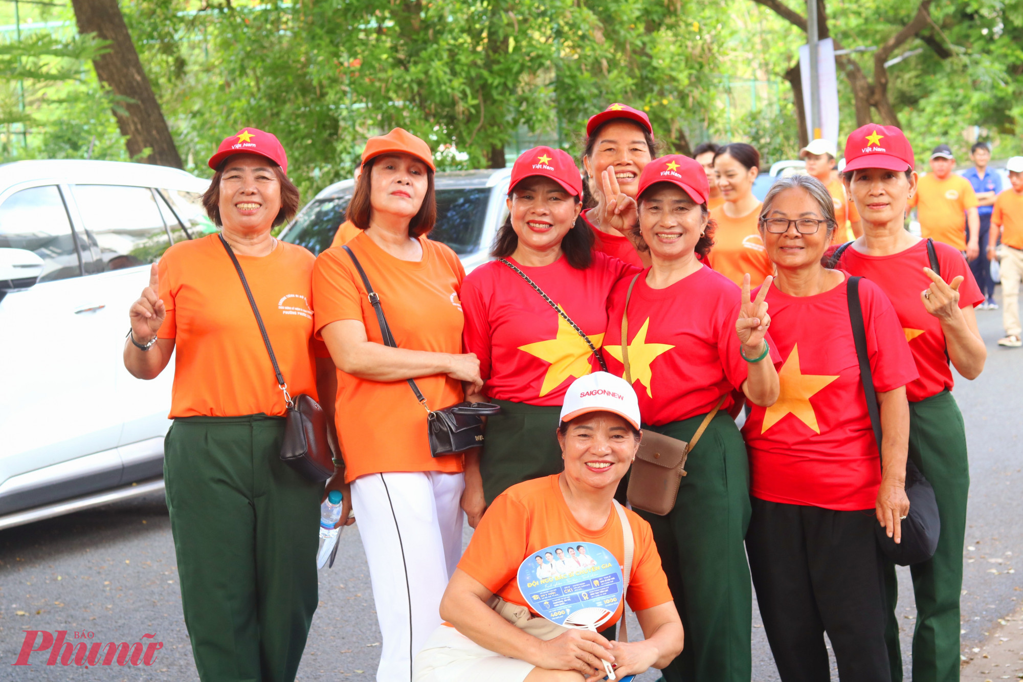 Bà Bùi Thị Cương (thứ 3, từ trái qua) cùng các dì, các chị háo hức tham gia chương trình - Ảnh: Mẫn Nhi