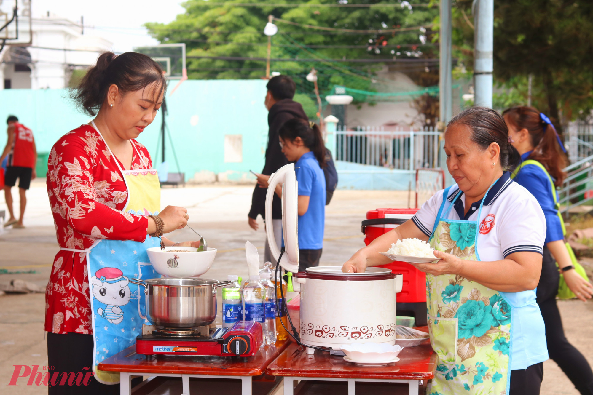 Các dì, các chị cùng vào bếp nấu bữa cơm gia đình - Ảnh: Mẫn Nhi