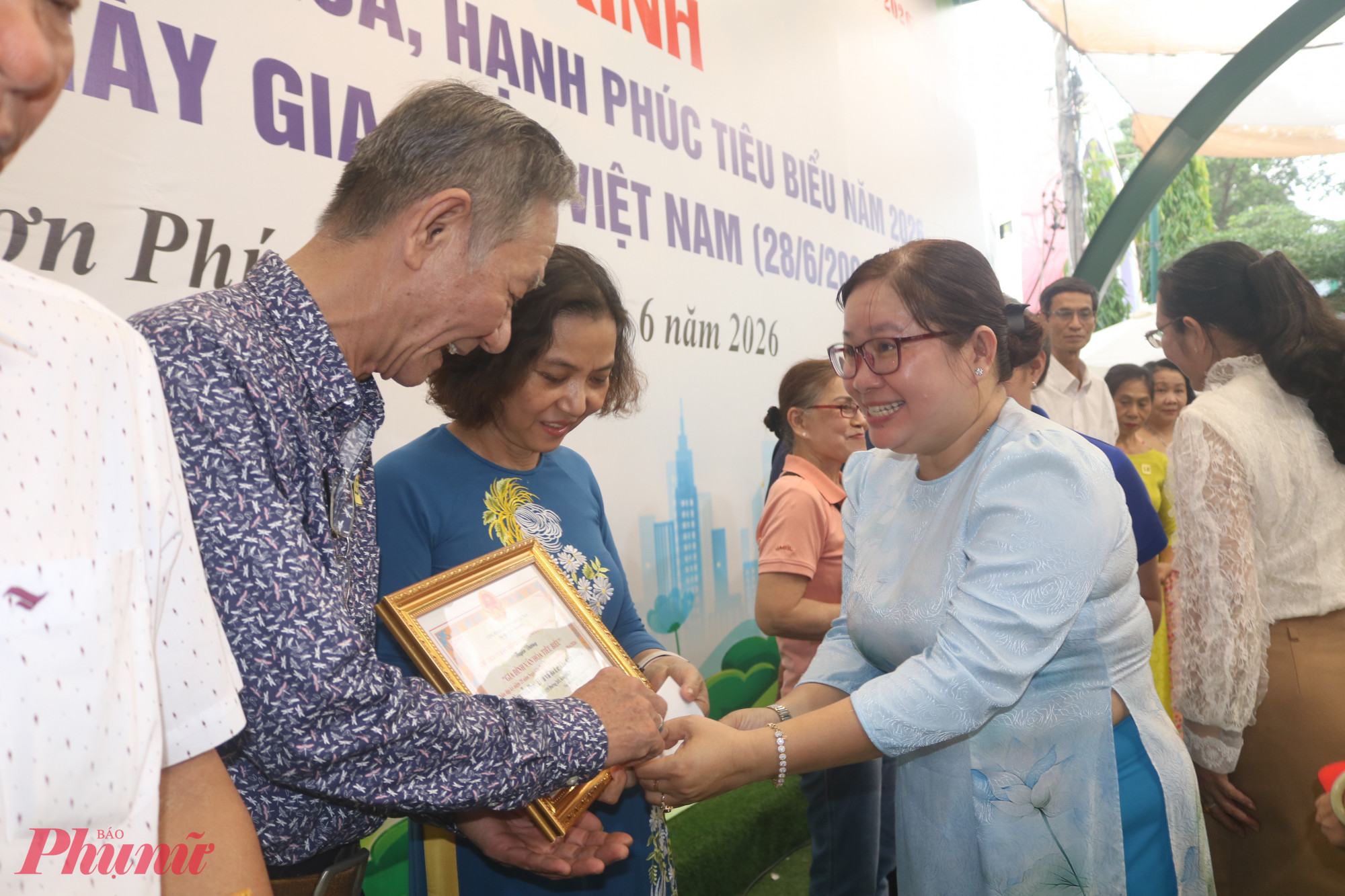 Bà Trần Thị Minh Nguyệt – Phó chủ tịch Ủy ban MTTQ Việt Nam phường Tăng Nhơn Phú, Chủ tịch Hội LHPN phường – trao phần quà nhỏ kèm theo giấy khen cho các gia đình được tuyên dương - Ảnh: Mẫn Nhi