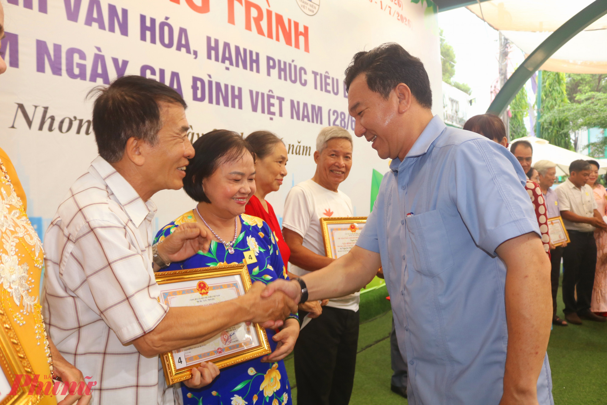 Ông Trịnh Minh Tài – Trưởng phòng Văn hóa – Xã hội phường Tăng Nhơn Phú – chúc mừng các gia đình được tuyên dương - Ảnh: Mẫn Nhi
