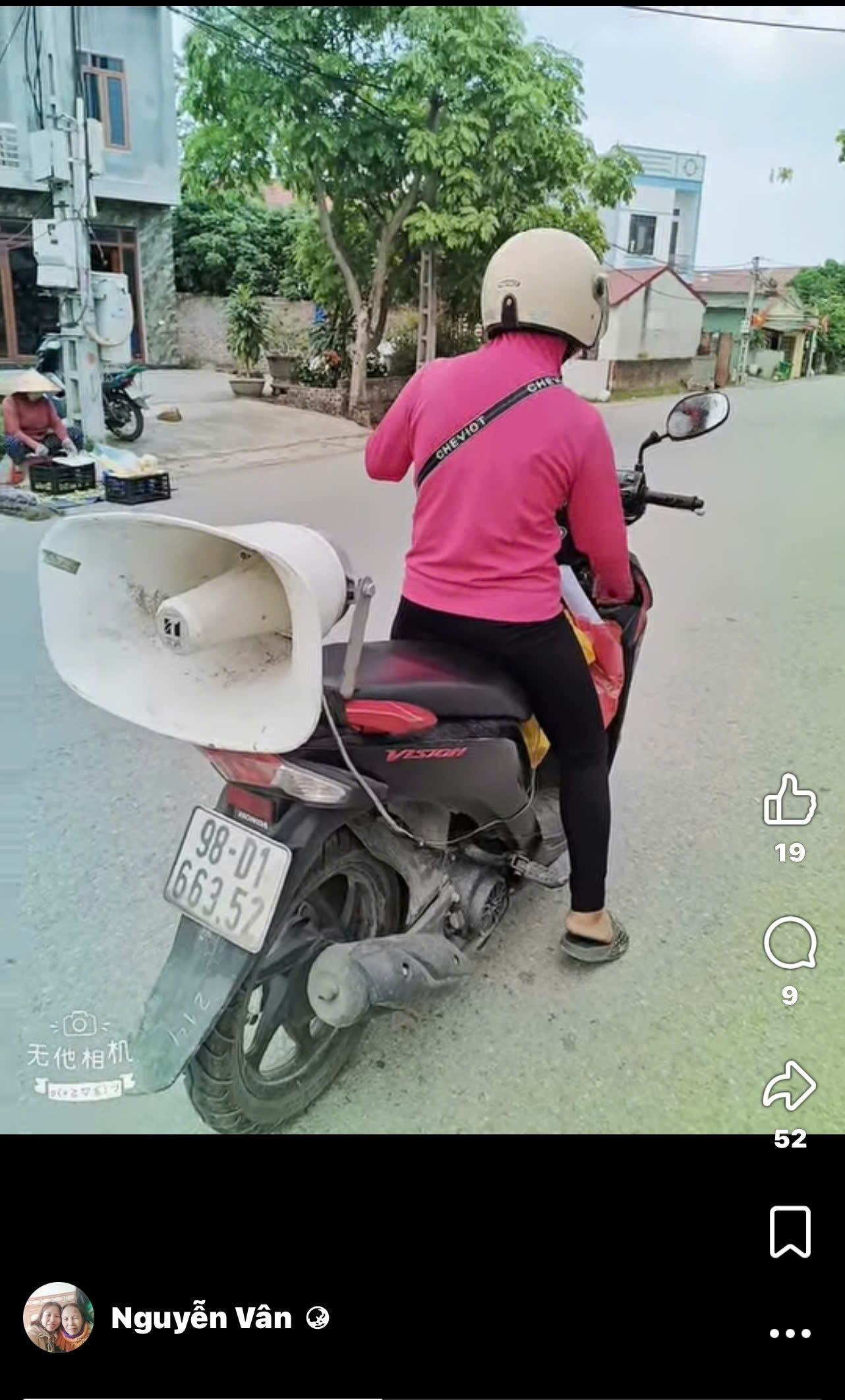 Chị Nguyễn Thị Vân phát loa tìm mẹ trên mọi nẻo đường - Ảnh: Facebook Nguyễn Vân 