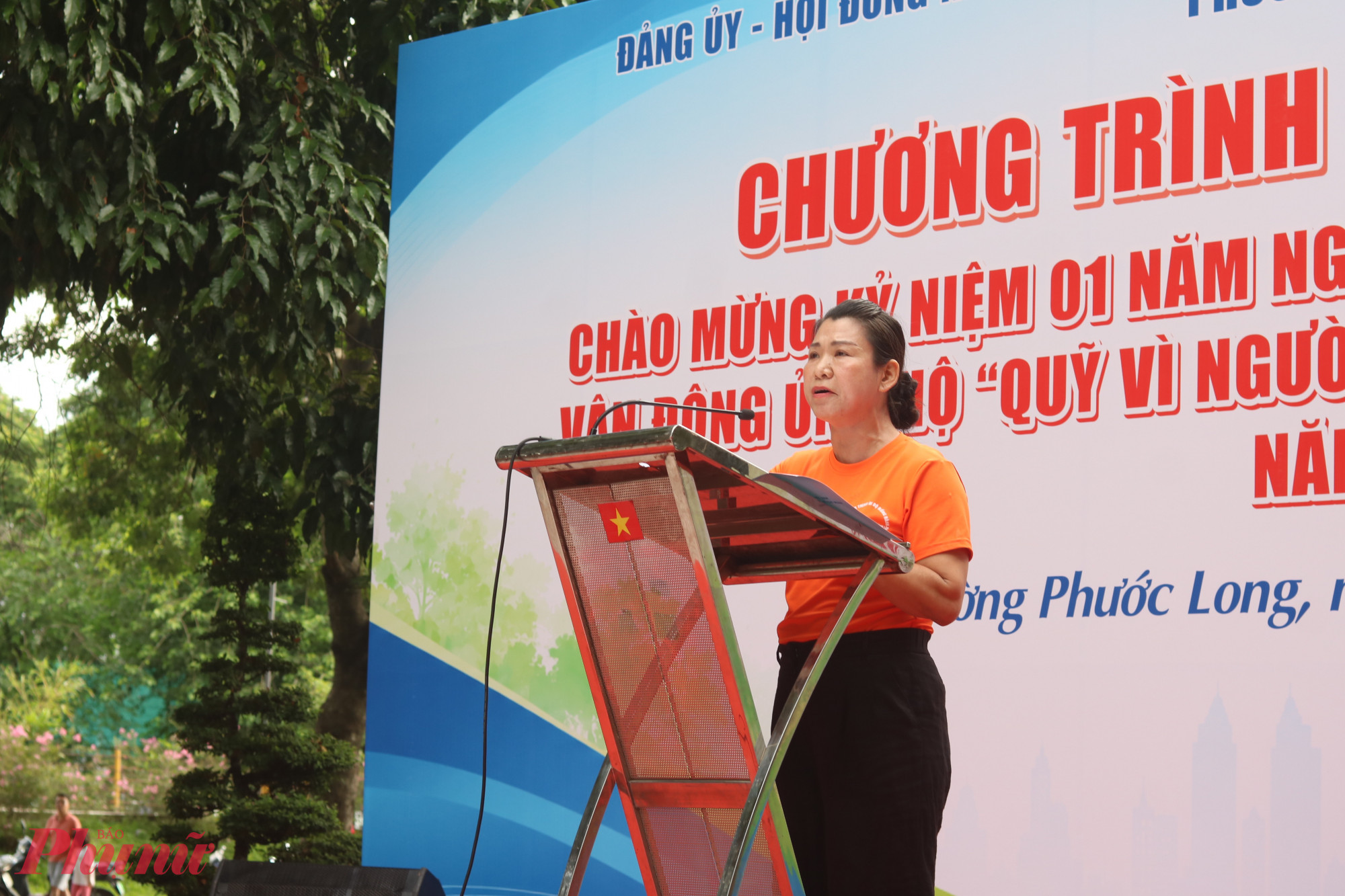 Bà Nguyễn Thị Hoa – Chủ tịch Ủy ban MTTQ Việt Nam phường Phước Long – phát biểu khai mạc chương trình - Ảnh: Mẫn Nhi 