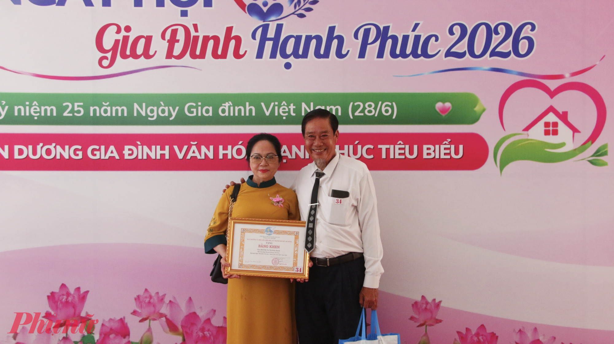 Là một trong 168 gia đình văn hóa, hạnh phúc tiêu biểu được tuyên dương, bà Tạ Thị Kim Danh và chồng là ông Nghiêm Đình Hùng (phường Tân Hòa) bày tỏ niềm vinh dự khi được tham gia Ngày hội Gia đình Việt Nam. Theo bà, chương trình là dịp để các gia đình gặp gỡ, giao lưu, thêm gắn kết và cùng lan tỏa những giá trị tốt đẹp của gia đình Việt. Bà Danh chia sẻ, trong cuộc sống hiện đại, công nghệ giúp con người kết nối nhanh hơn nhưng cũng dễ khiến các thành viên trong gia đình trở nên xa cách. Vì vậy, gia đình bà luôn duy trì những bữa cơm chung, dành thời gian trò chuyện, quan tâm và chia sẻ với nhau sau mỗi ngày làm việc. Bên cạnh việc chăm lo xây dựng tổ ấm, gia đình còn tích cực tham gia các hoạt động an sinh xã hội, giữ gìn tình làng nghĩa xóm và giáo dục con cái sống có trách nhiệm với gia đình và cộng đồng.