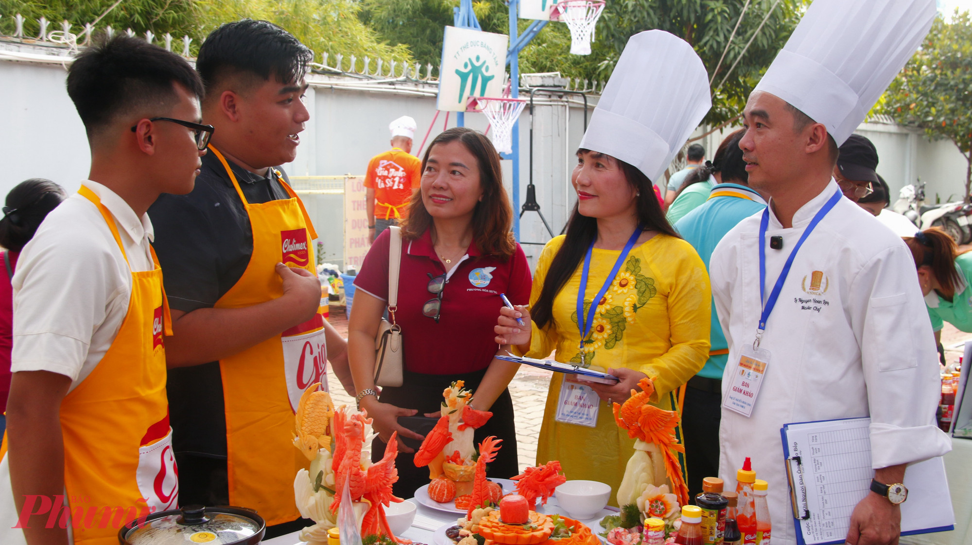 Sau hơn một giờ vào bếp, Ban Giám khảo trực tiếp chấm điểm và lắng nghe phần trình bày của các đội về thực đơn dự thi.