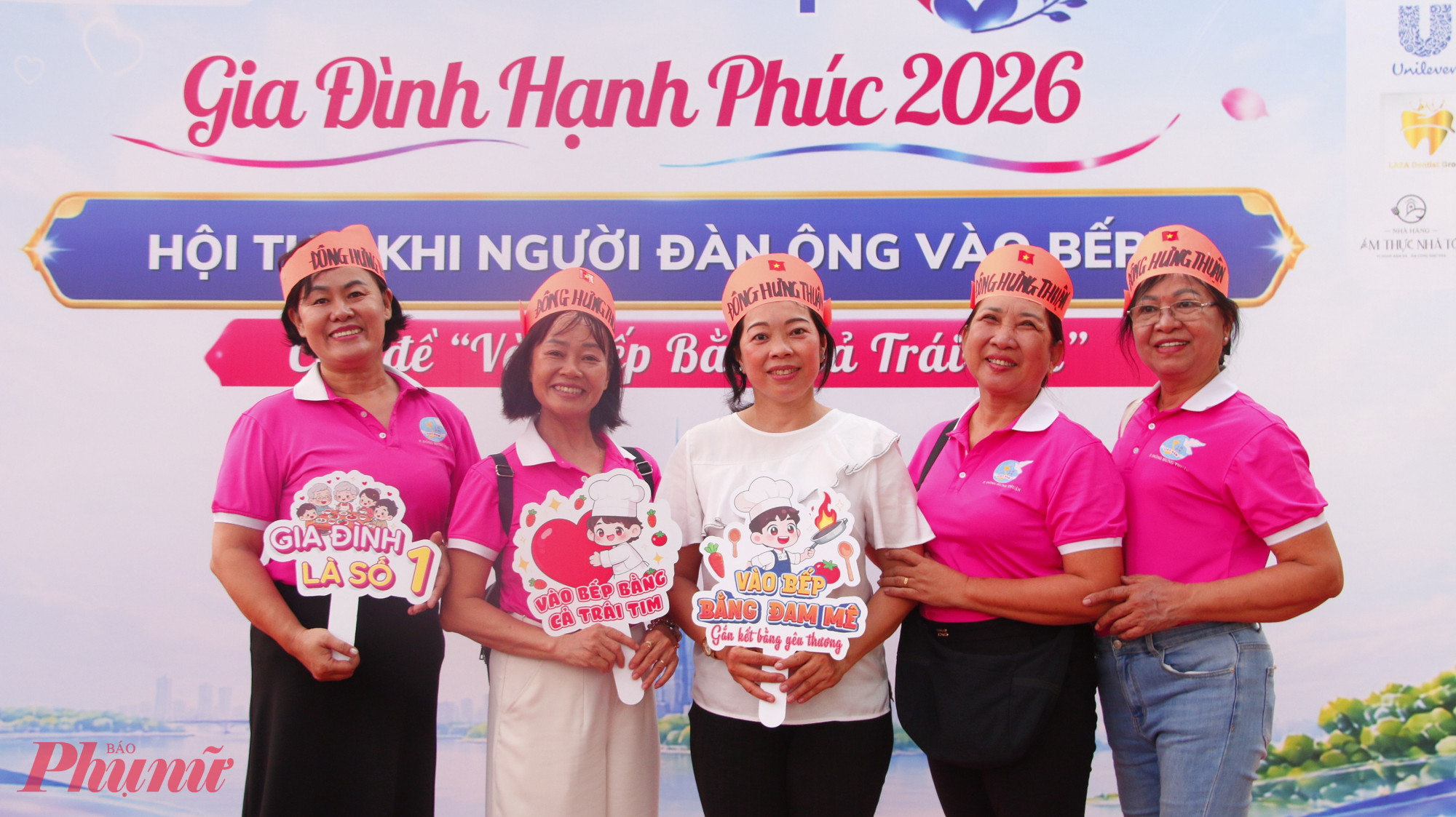 Các dì, các chị em phụ nữ nhiệt tình cổ vũ, tiếp thêm động lực để các thí sinh tự tin hoàn thành phần thi.