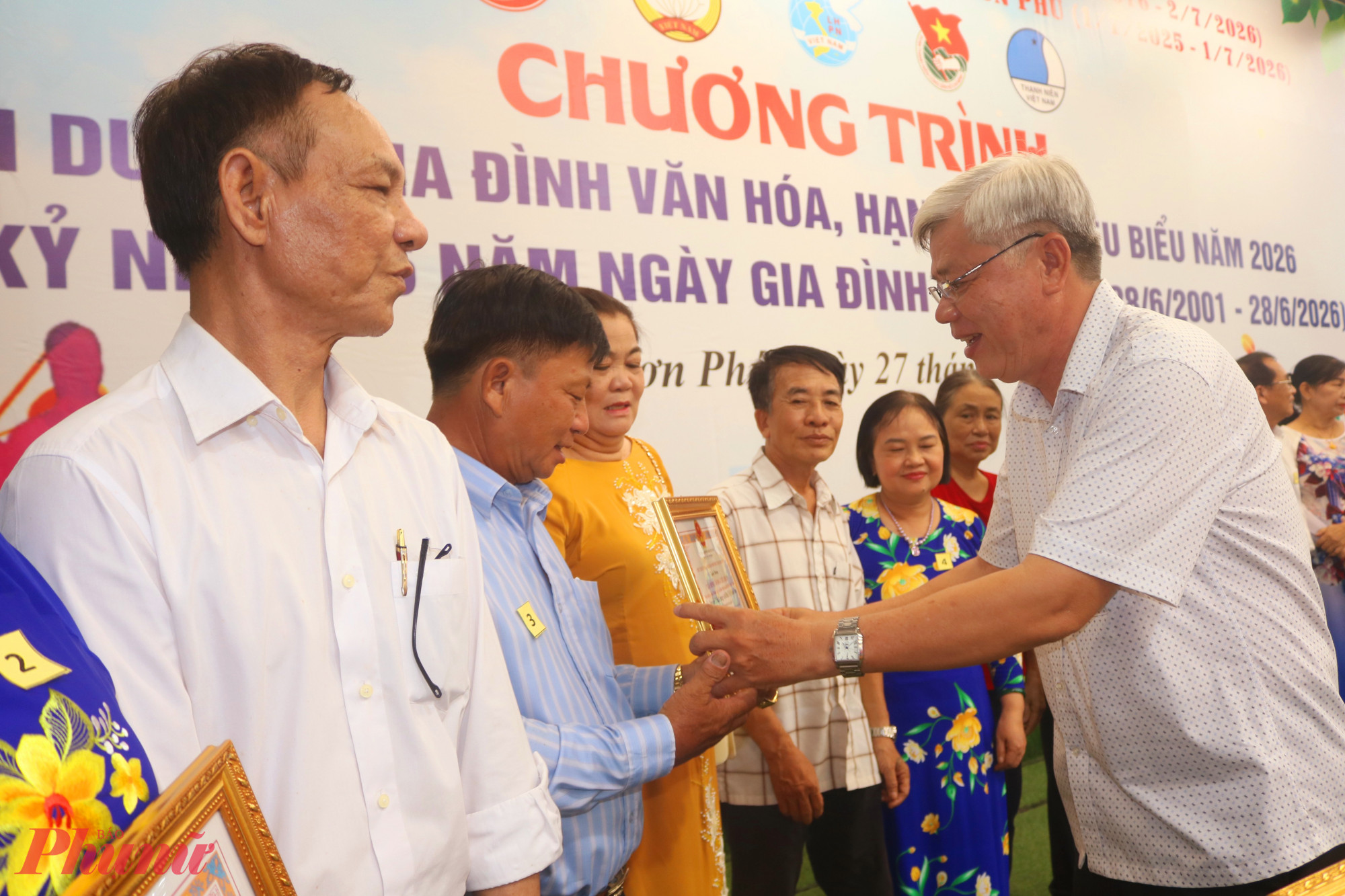 Ông Nguyễn Tuấn Khanh – Chủ tịch Ủy ban MTTQ Việt Nam phường Tăng Nhơn Phú – trao giấy khen của UBND phường đến đại diện các gia đình được tuyên dương - Ảnh: Mẫn Nhi