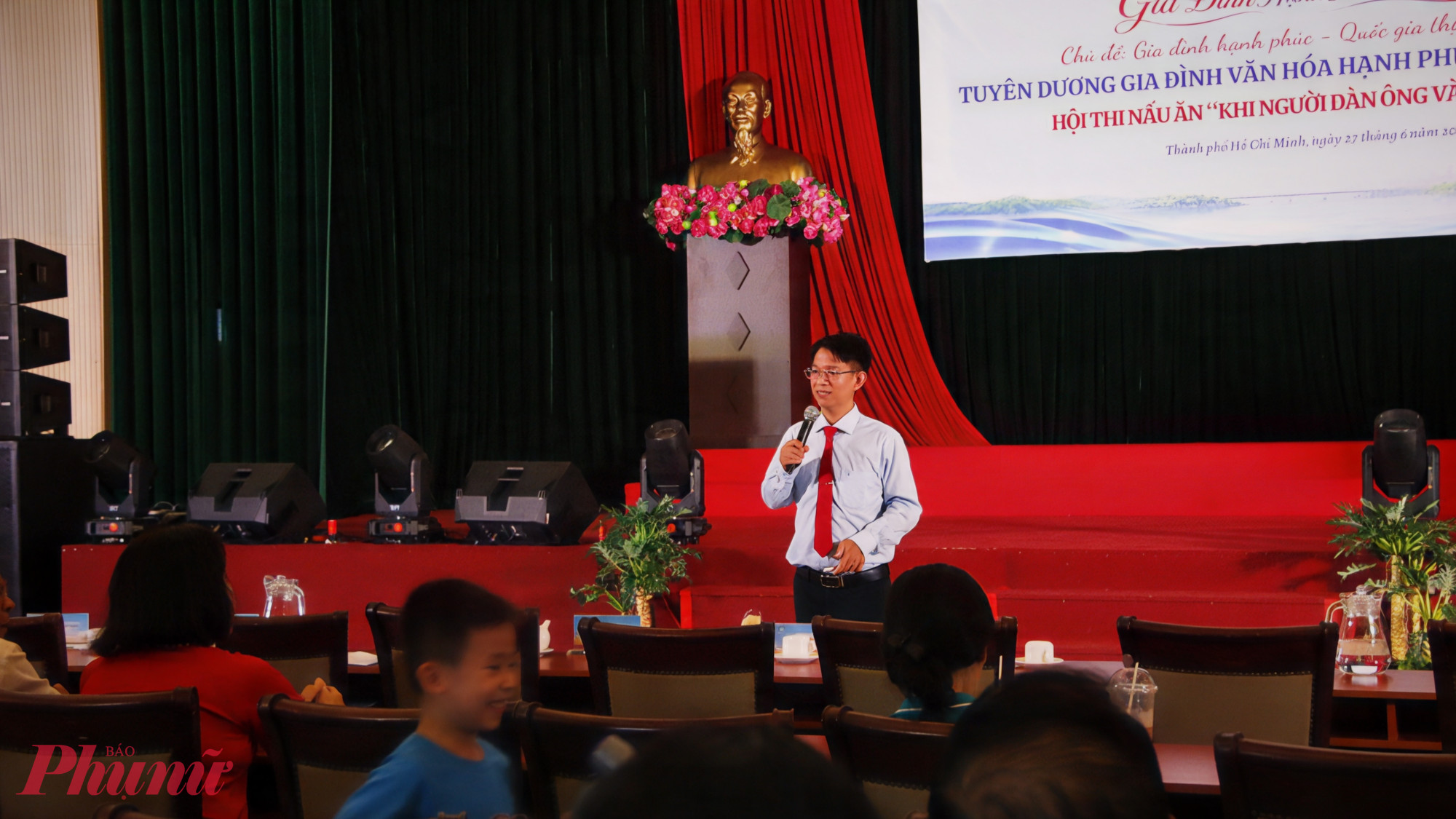 Bên cạnh các hoạt động tôn vinh và hội thi nấu ăn, Ngày hội còn tổ chức chương trình truyền thông chuyên đề Gia đình hạnh phúc trong thời đại mới nhằm trang bị kiến thức, kỹ năng xây dựng gia đình hạnh phúc trong bối cảnh chuyển đổi số.