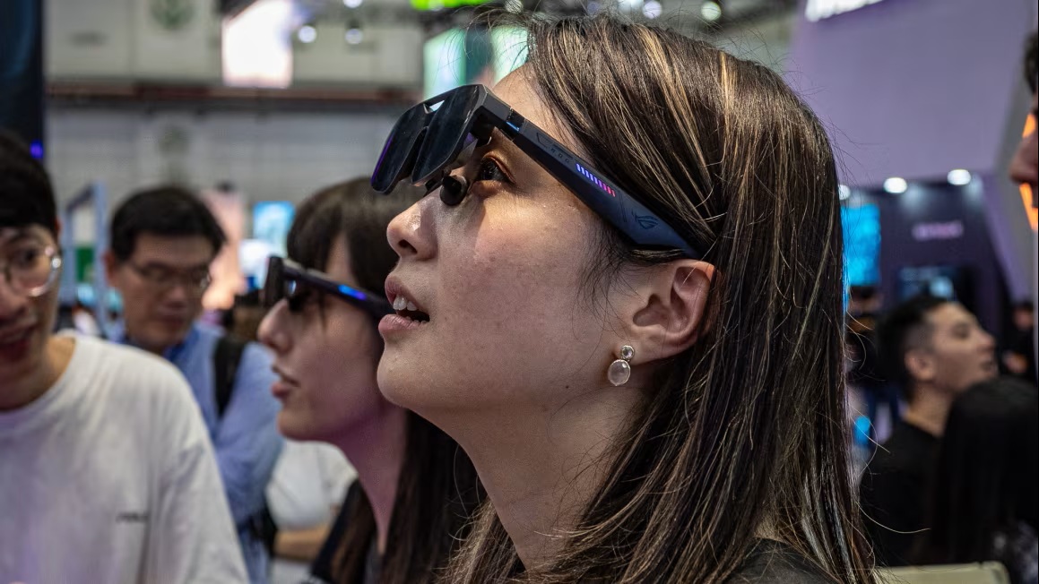 Khách tham dự trải nghiệm kính thông minh thực tế tăng cường (AR) tại gian hàng triển lãm công nghệ trong khuôn khổ hội chợ COMPUTEX vào ngày 2/6/2026 tại Đài Bắc, Đài Loan (Trung Quốc) - Ảnh: Cheng Chia Huang/Getty Images