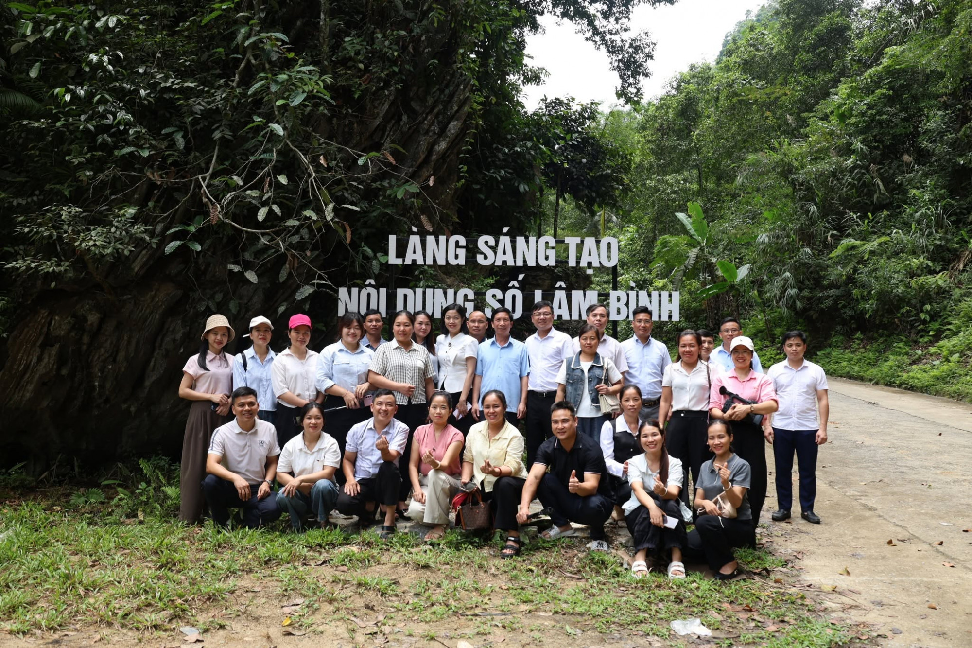 Du khách khắp nơi đến Làng sáng tạo nội dung số Lâm Bình để tham quan, học hỏi cách làm nội dung số
