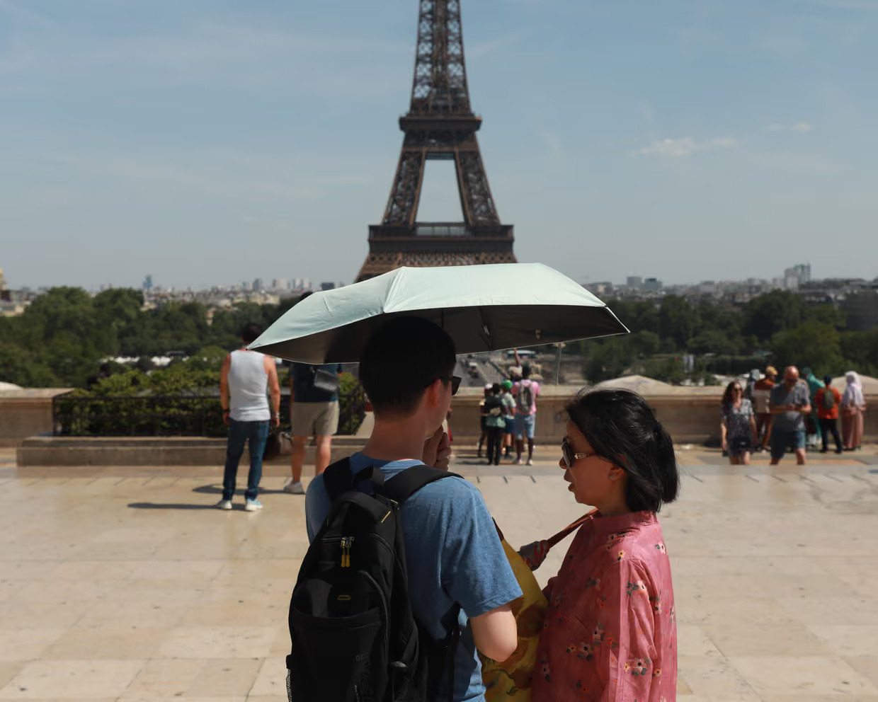 Người dân dùng ô để che nắng ở Paris, Pháp. Ảnh: Anadolu