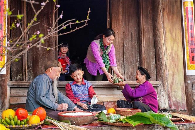 Đối với người Việt, Tết Nguyên đán là dịp mọi người trong gia đình sum vầy bên nhau, tận hưởng niềm vui đoàn viên - Ảnh: Khánh Hòa/TTXVN
