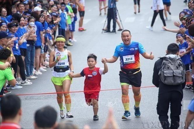Một gia đình hào hứng tham gia giải chạy nằm trong khuôn khổ Ngày hội Mottainai Trao yêu thương, Nhận hạnh phúc 2023 - Ảnh tư liệu: Tuấn Đức/TTXVN
