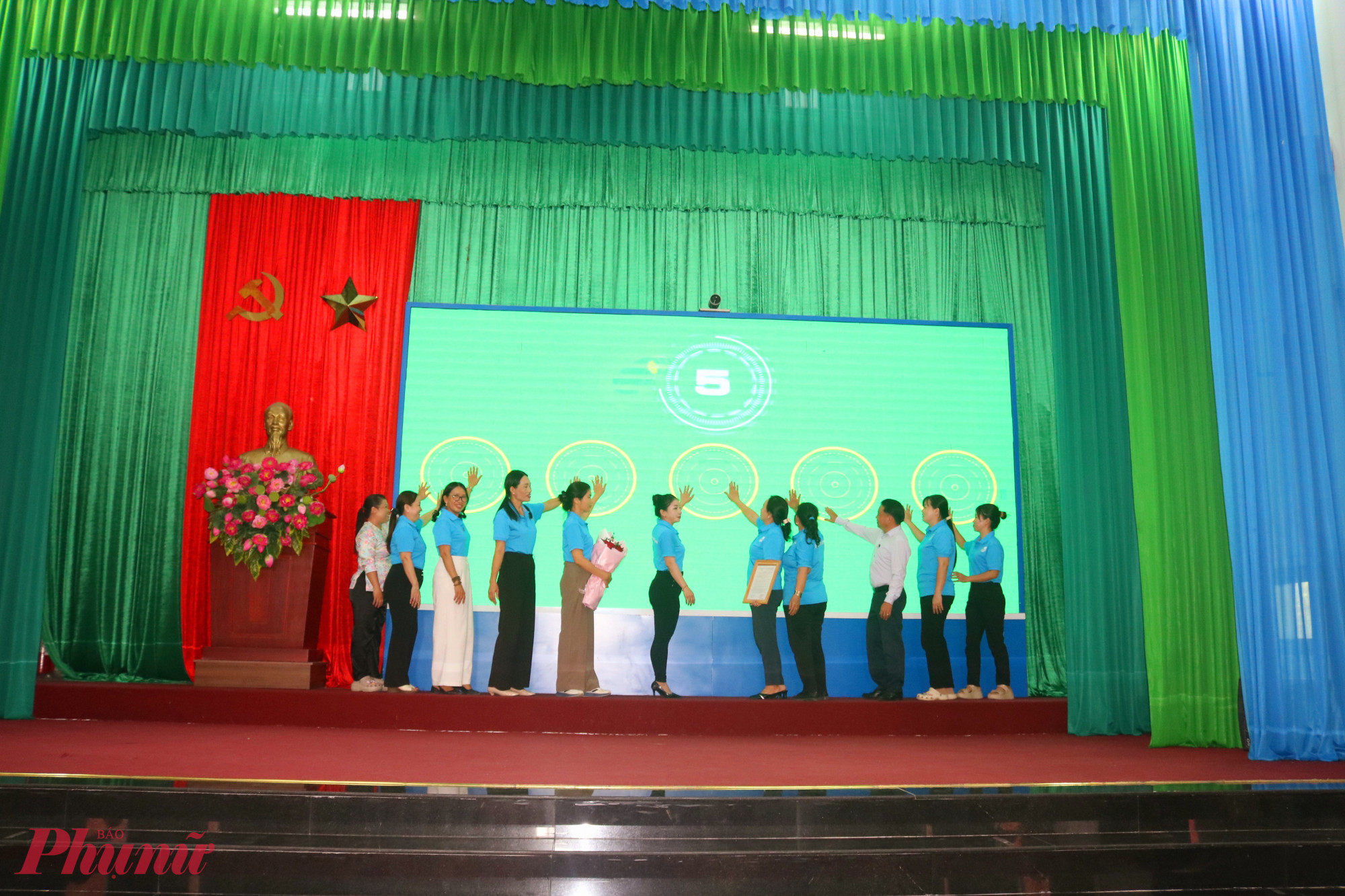 Các đại biểu cùng thực hiện nghi thức ra mắt mô hình - Ảnh: Mẫn Nhi