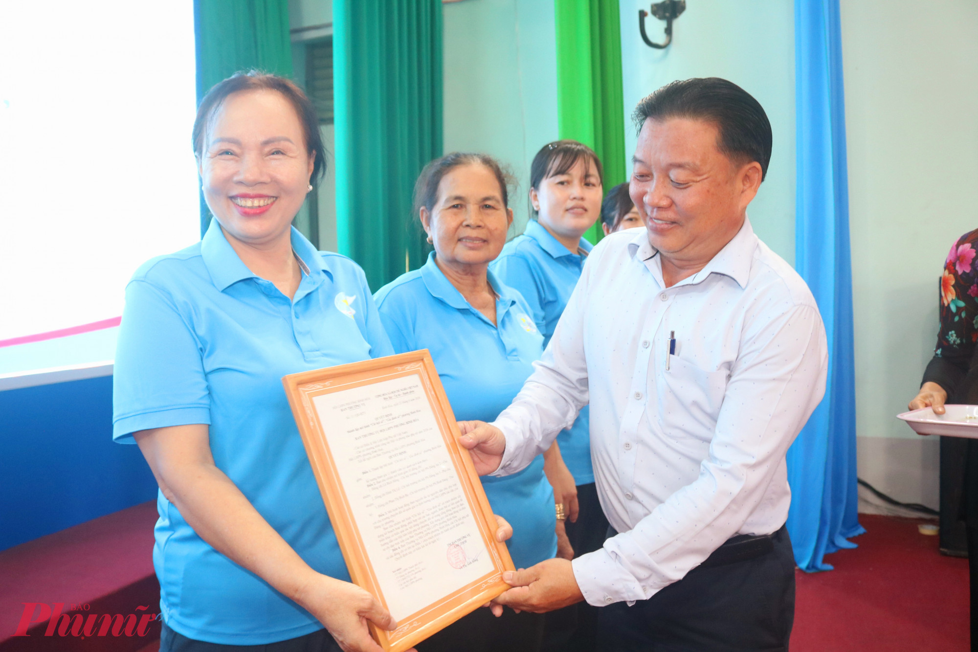 Ông Trần Thanh Sang – Chủ tịch ủy ban MTTQ Việt Nam phường Bình Hòa – trao quyết định của Hội LHPN phường về việc thành lập mô hình “Chi hội số - Gia đình số” đến các thành viên ban chủ nhiệm - Ảnh: Mẫn Nhi