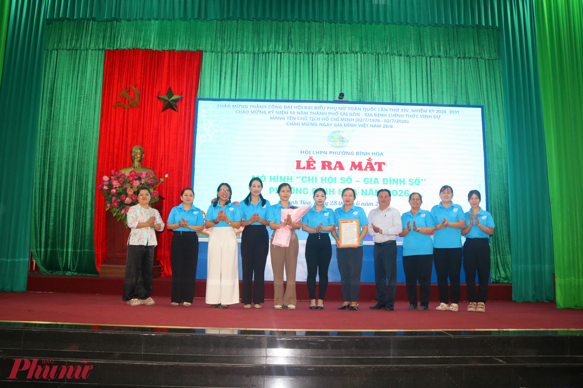 Thành viên mô hình “Chi hội số - Gia đình số” phường Bình Hòa ra mắt trước đại biểu và cán bộ, hội viên phụ nữ phường - Ảnh: Mẫn Nhi