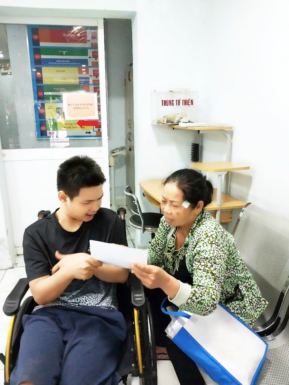 Mẹ con bà Liên vui mừng khi được phóng viên Báo Phụ nữ TPHCM đưa đi giám định sức khỏe