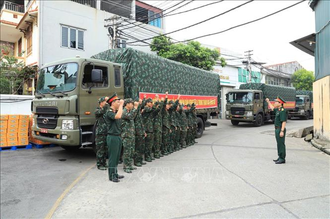 Lực lượng Hậu cần - Kỹ thuật chuẩn bị hàng hóa, lương thực, thực phẩm chuẩn bị lên đường sang Venezuela. Ảnh: TTXVN phát