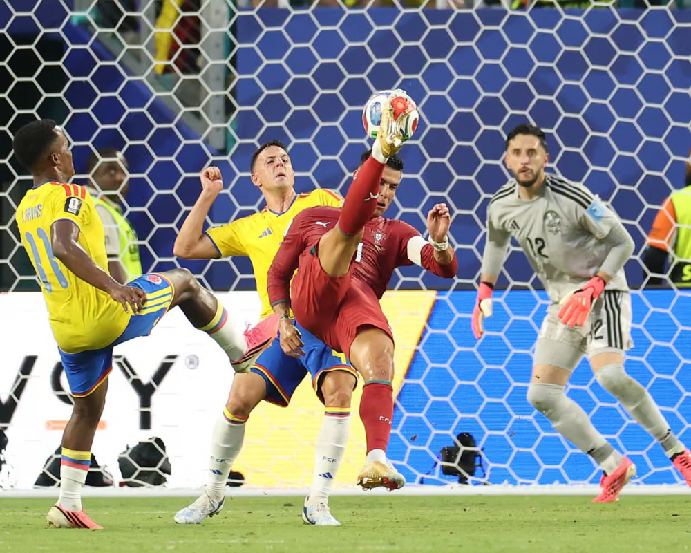 Cristiano Ronaldo thực hiện cú đá trên cao trong hiệp một cực kỳ thú vị. Ảnh: Patrícia de Melo Moreira/AFP/Getty Images