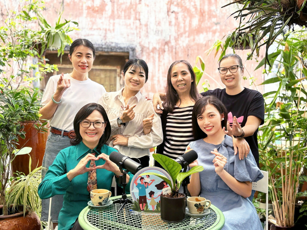 Bác sĩ Lan Hải (hàng đầu, bìa trái)  cùng ê kíp thực hiện chương trình Mình là của nhau  của Báo Phụ nữ TPHCM - ẢNH: NGUYỄN QUANG 