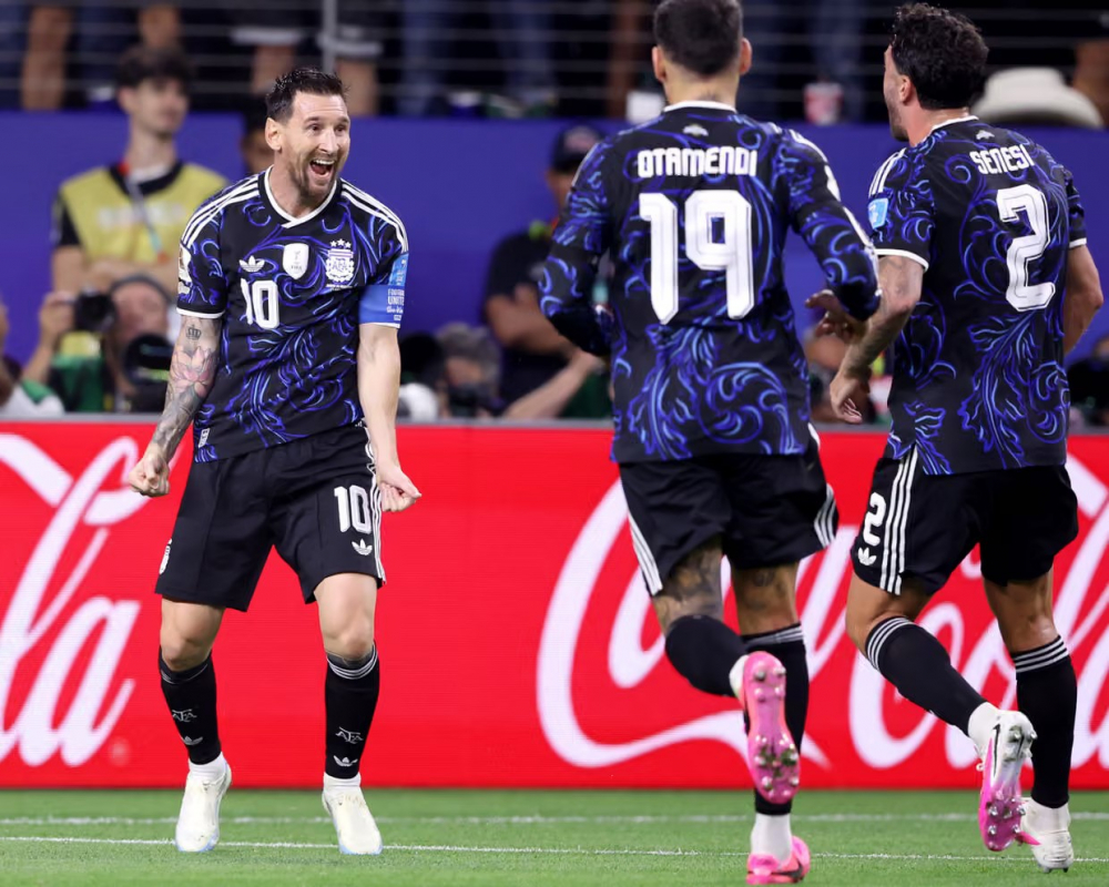 Lionel Messi ăn mừng cú sút phạt giúp Argentina dẫn trước Jordan với tỷ số 3-1 trong trận đấu thuộc bảng J World Cup diễn ra tại Dallas. Ảnh: Soccrates Images/Getty Images.