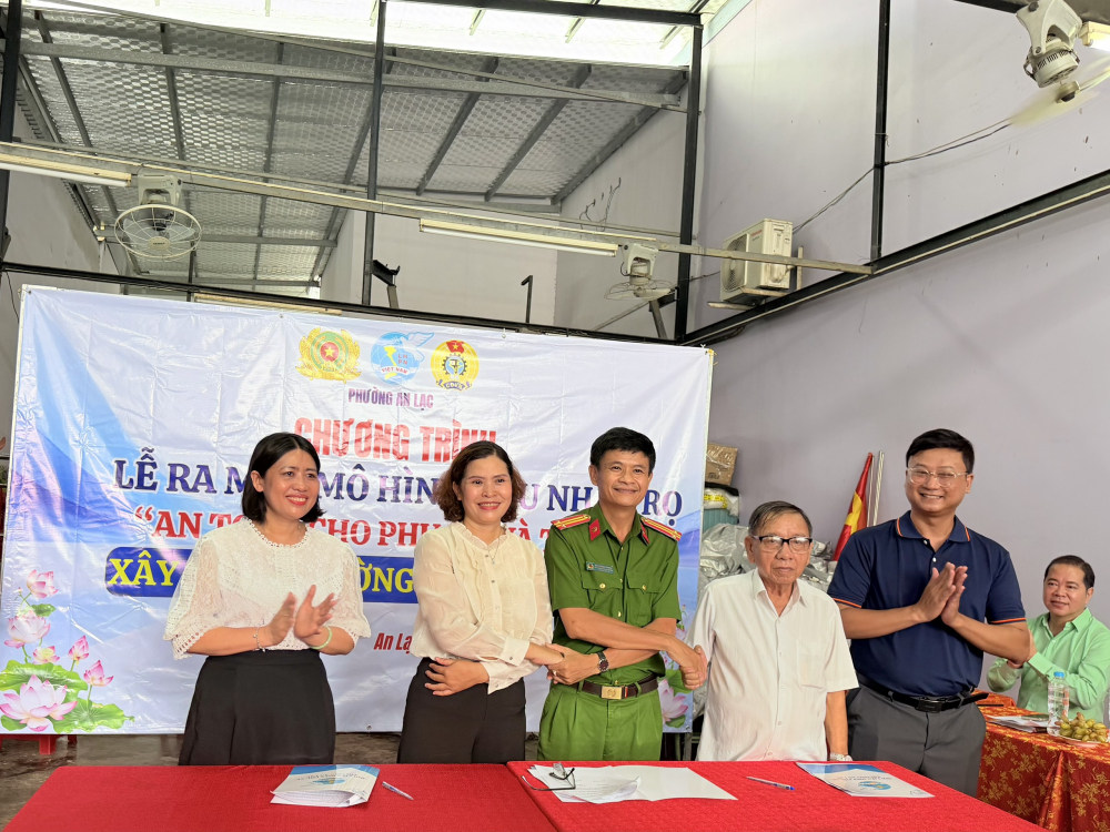 Đại diện các đơn vị và chủ nhà trọ đã thống nhất cùng đồng hành thực hiện tốt mô hình “Nhà trọ an toàn cho phụ nữ và trẻ em” - Ảnh: Hội LHPN phường An Lạc