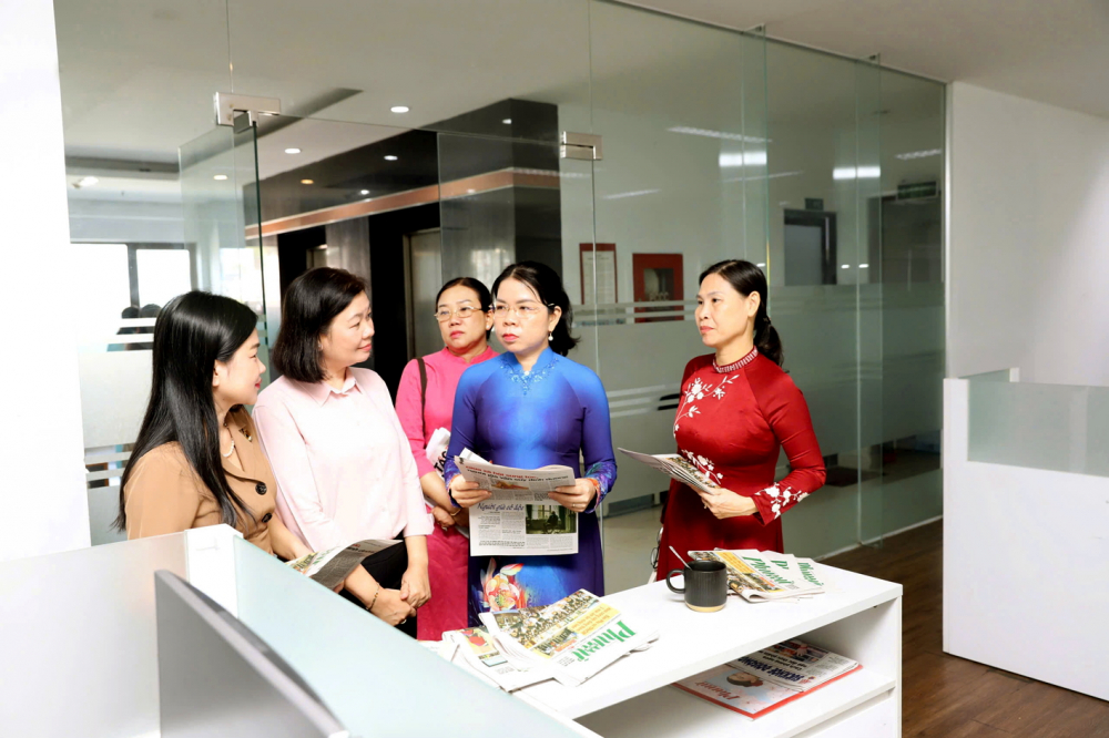 Lãnh đạo Hội LHPN TPHCM đến thăm Báo Phụ nữ TPHCM nhân dịp kỷ niệm 51 năm thành lập (19/5/1975 - 19/5/2026) - ẢNH: PHÙNG HUY