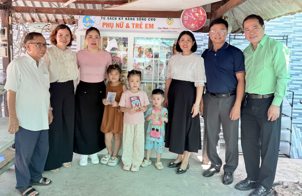 Hội LHPN phường An Lạc tặng khu nhà trọ 1 tủ sách kỹ năng sống cho phụ nữ và trẻ em - Ảnh: Hội LHPN phường An Lạc