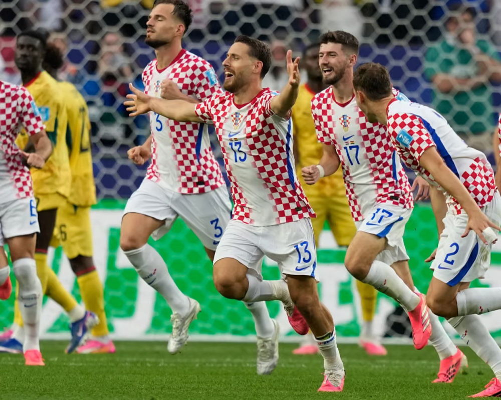 Nikola Vlasic của Croatia dang rộng hai tay sau khi đánh đầu ghi bàn thắng quyết định chiến thắng cho đội nhà. Ảnh: Matt Slocum/AP