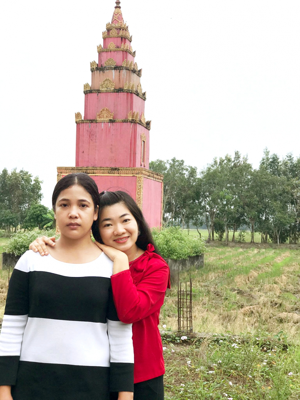 Phóng viên Tô Diệu Hiền (bên phải)  - người thực hiện tuyến bài về bé Kiều  - chụp ảnh kỷ niệm cùng chị Hữu Thị Lợi - ẢNH: VÕ ANH LOAN 