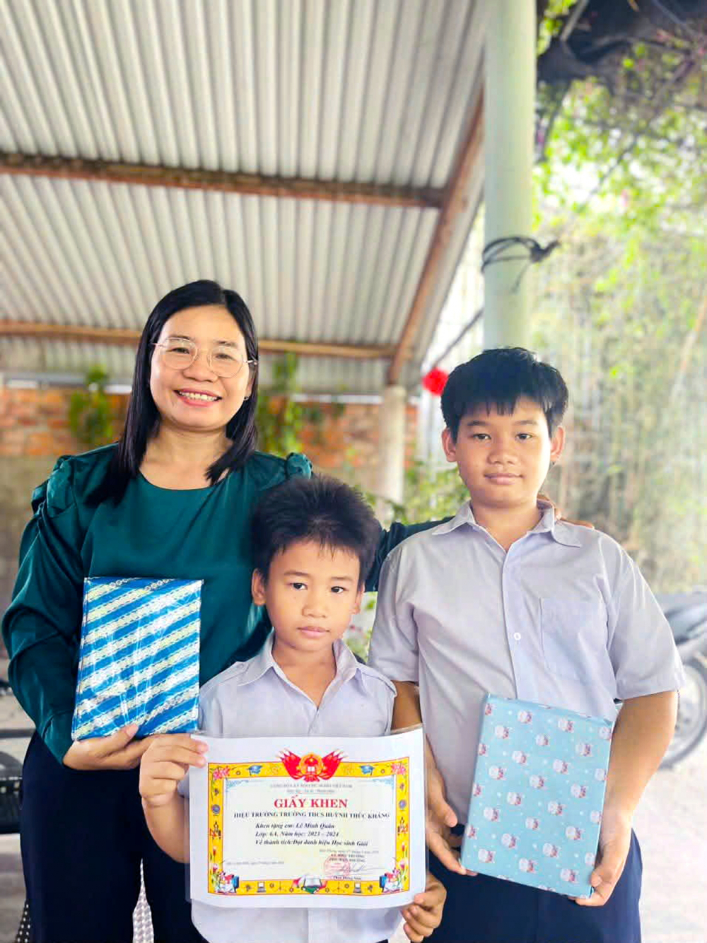 Với sự hỗ trợ của Báo Phụ nữ TPHCM, 2 con trai của chị Lưu Thị Háo đã lớn lên cùng nhau trong vòng tay yêu thương, ấm áp và an toàn của mẹ - Ảnh do nhân vật cung cấp