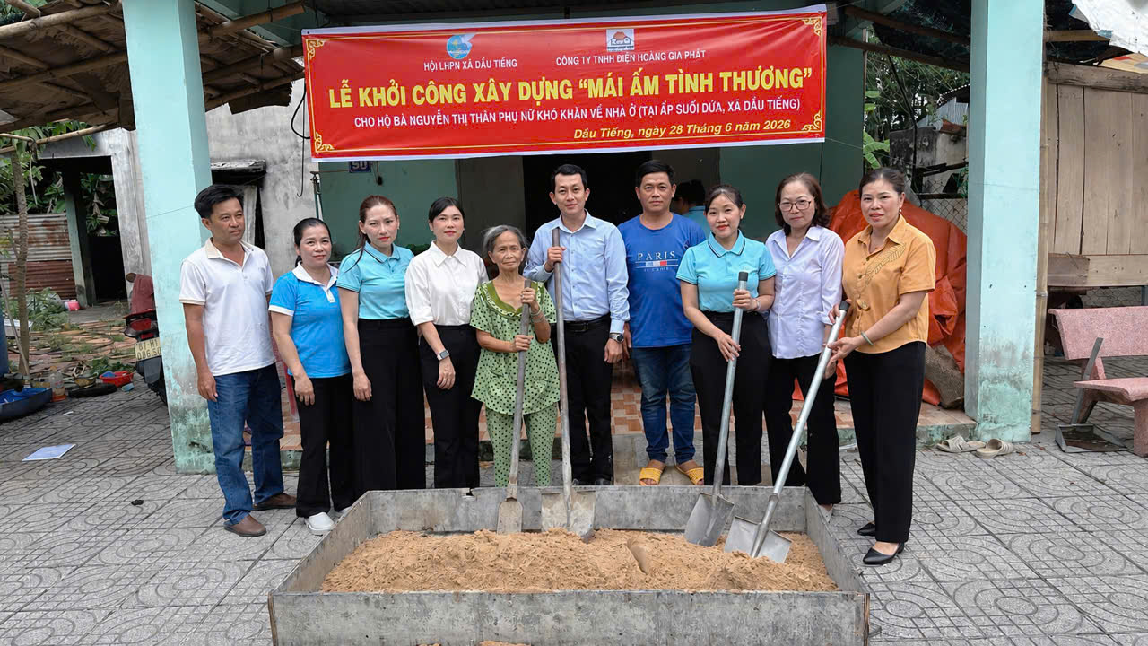 Ngày 28/6/2026, Hội Liên hiệp Phụ nữ xã Dầu Tiếng phối hợp với Ủy ban MTTQ Việt Nam xã tổ chức lễ khởi công xây dựng Mái ấm tình thương cho bà Nguyễn Thị Thân, hội viên phụ nữ cao tuổi có hoàn cảnh đặc biệt khó khăn, cư trú tại ấp Suối Dứa, xã Dầu Tiếng. Ngôi nhà được xây dựng với diện tích khoảng 60 m², kết cấu mái bằng, có công trình phụ khép kín, tổng kinh phí thực hiện 110 triệu đồng, trong đó Công ty TNHH Điện Hoàng Gia Phát hỗ trợ 100 triệu đồng, gia đình 10 triệu đồng. Công trình dự kiến hoàn thành và đưa vào sử dụng trong tháng 7/2026.