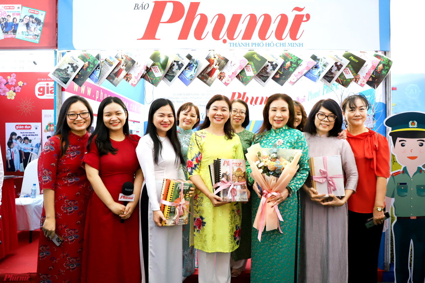 Đại diện Báo Phụ nữ TPHCM đón nhận bộ sưu tập tuần san Phụ nữ Chủ nhật  do Nghệ sĩ nhân dân Kim Xuân (thứ ba từ phải sang) trao tặng tại Hội Báo toàn quốc 2024 