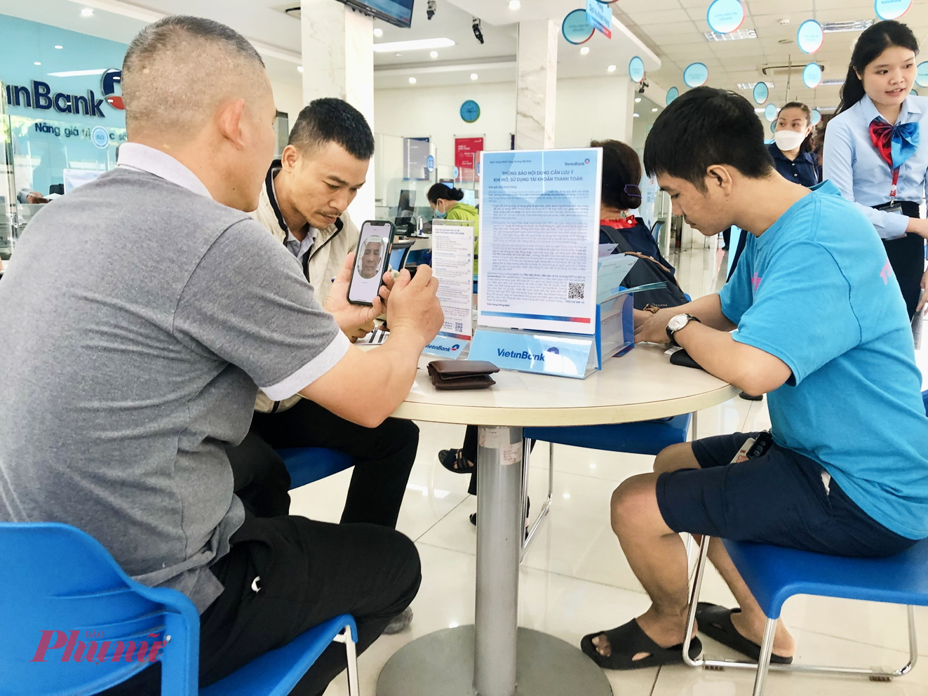 hàng loạt giao dịch chuyển tiền trực tuyến của khách hàng doanh nghiệp sẽ phải thực hiện theo quy định mới - Ảnh: Thanh Hoa
