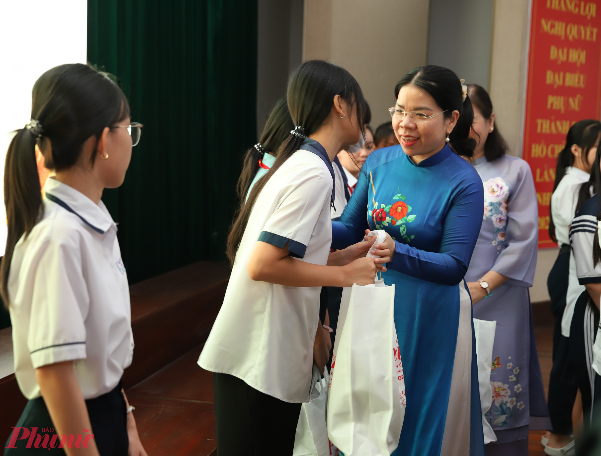 Bà Nguyễn Thị Ngọc Xuân - Thành ủy viên, Phó chủ tịch Ủy ban MTTQ Việt Nam TPHCM, Chủ tịch Hội LHPN TPHCM - trao học bổng đến các nữ sinh - Ảnh: Phùng Huy