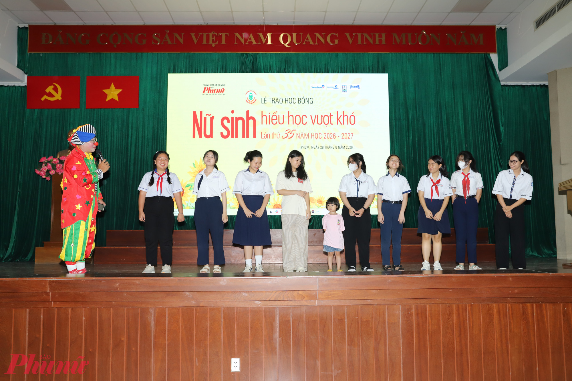 Các nữ sinh tham gia hoạt động vui chơi, văn nghệ đầu giờ - Ảnh: Phùng Huy