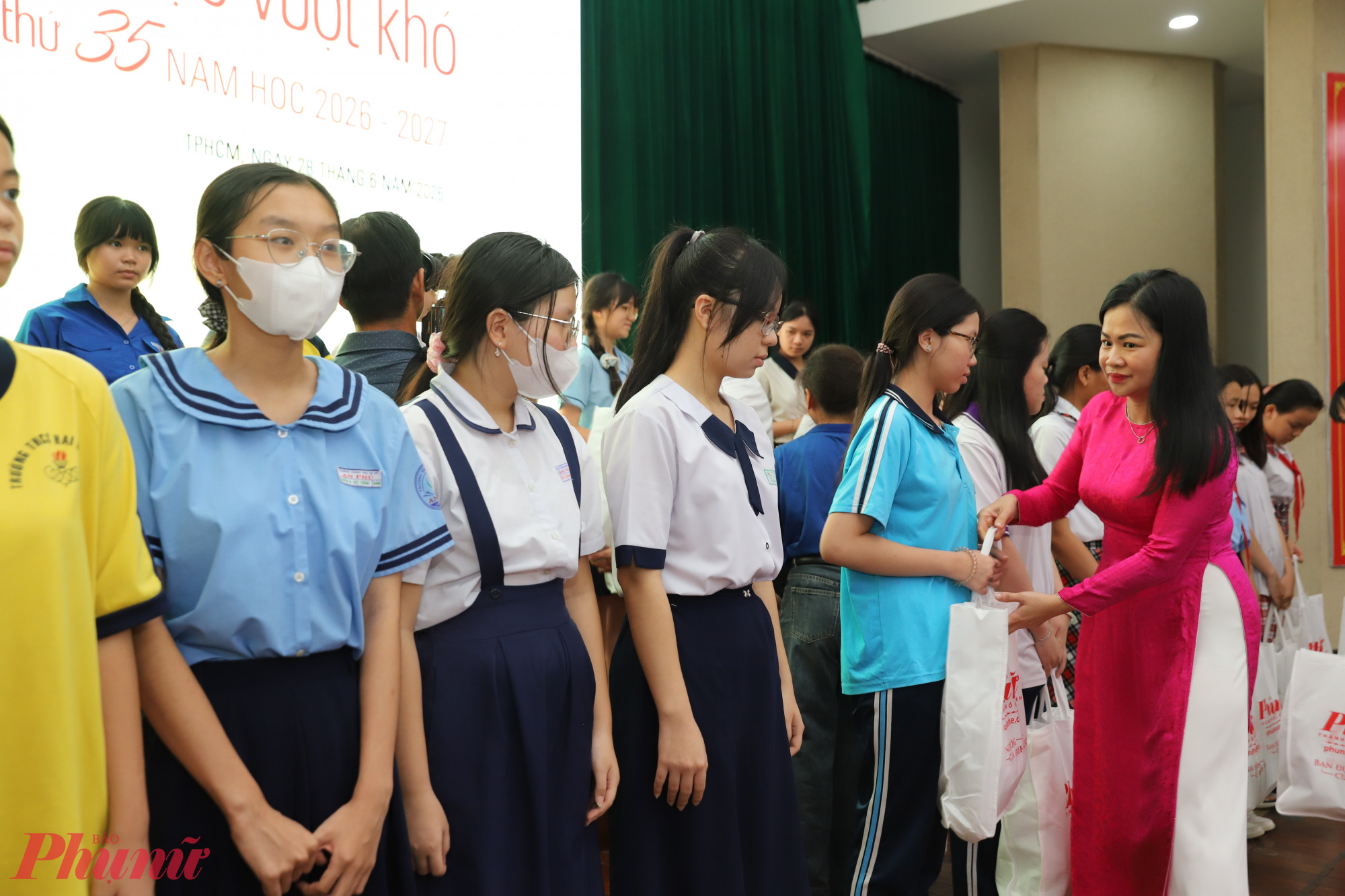Bà Phạm Thị Vân Anh - Phó Tổng biên tập Báo Phụ Nữ TPHCM - trao học bổng 