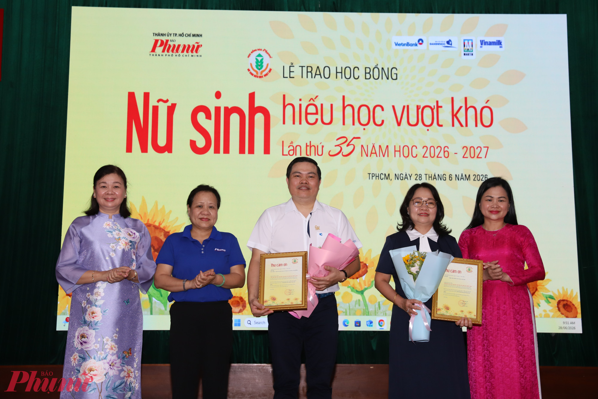 Ban biên tập Báo Phụ nữ TPHCM trao hoa và thư cảm ơn cho nhà tài trợ - Ảnh: Phùng Huy