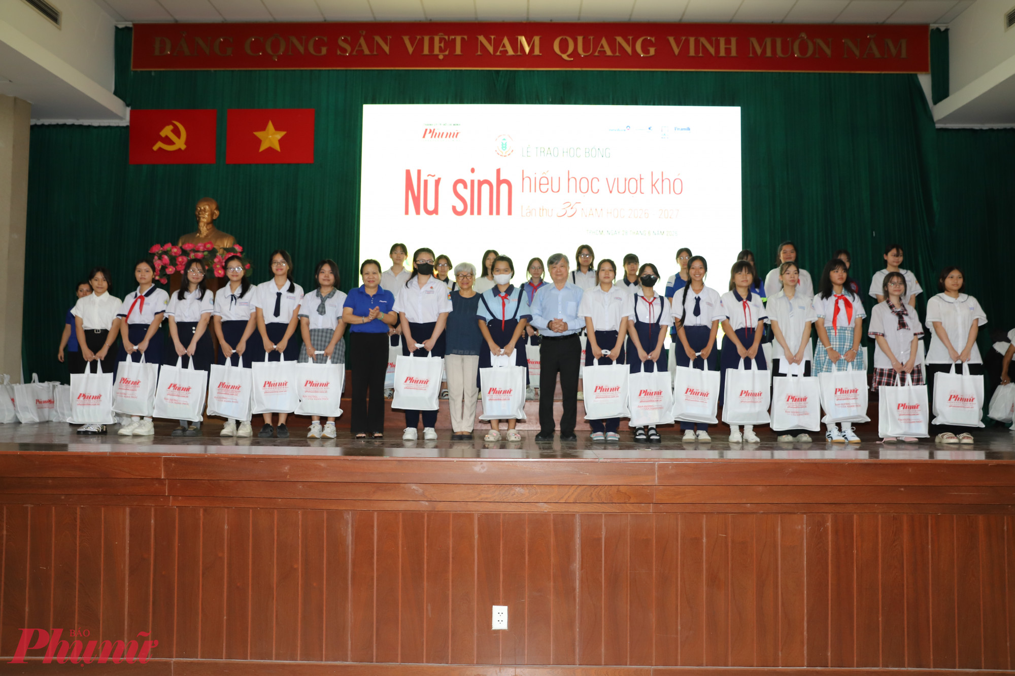 Bà Tạ Thị Nam Hồng (áo xanh)