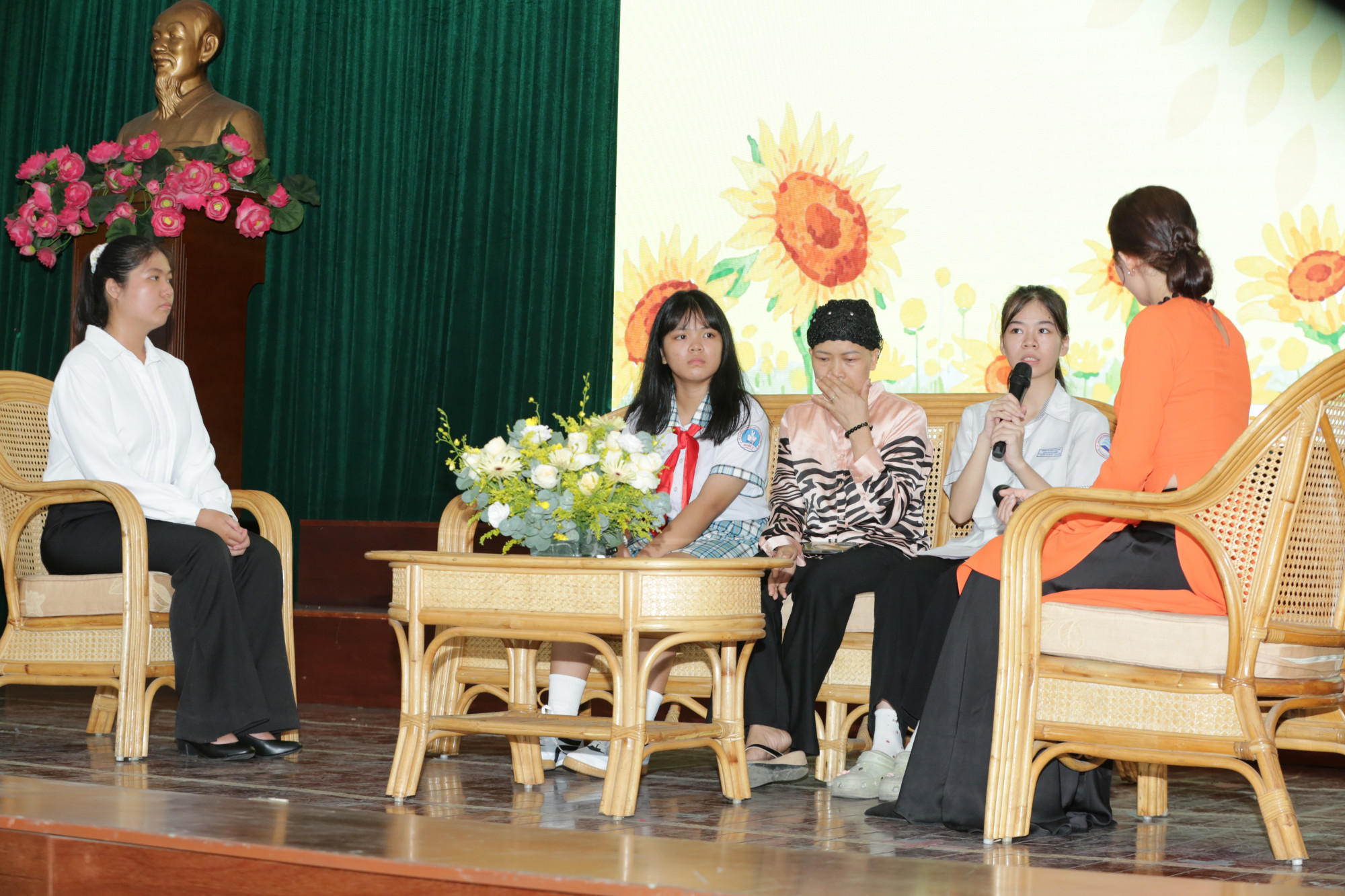 Thanh Tâm, Gia Hân cùng mẹ con Trà Mi (từ trái qua phải) giao lưu tại chương trình