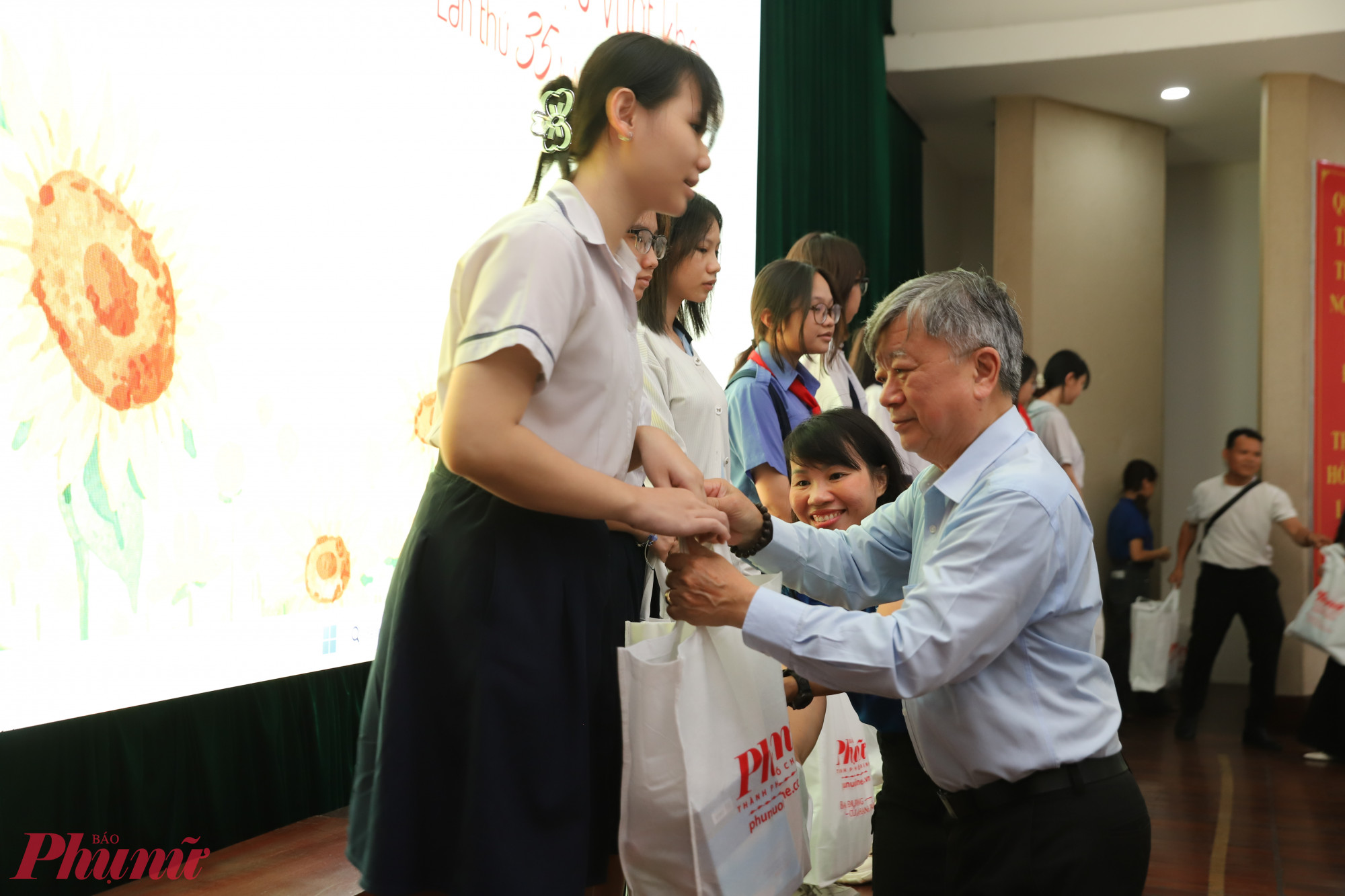 Bà Nguyễn Thế Thanh động viên các nữ sinh hướng về phía trước - Ảnh: Phùng Huy