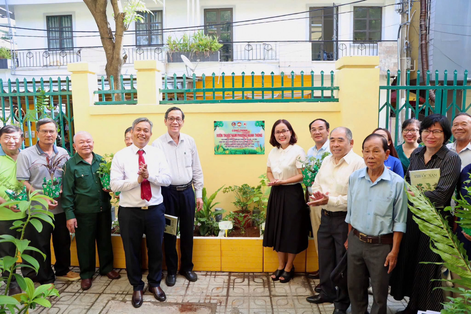Ngày 28/6, Ủy ban MTTQ Việt Nam phường Hạnh Thông tổ chức Chương trình Lễ ra quân hưởng ứng phong trào thi đua “Toàn dân chung tay bảo vệ môi trường, vì một Việt Nam xanh – sạch – đẹp” và chính thức ra mắt công trình ý nghĩa “Vườn mẫu Thuốc Nam phường Hạnh Thông”, góp phần bảo tồn hơn 120 loại cây thuốc Nam quý giá. Tại chương trình, Ban tổ chức đã trao tặng các chậu cây thuốc nam cho đại diện 54 khu phố nhằm lan tỏa mạnh mẽ mô hình sống xanh và tặng nhiều phần quà đến các hộ dân khó khăn